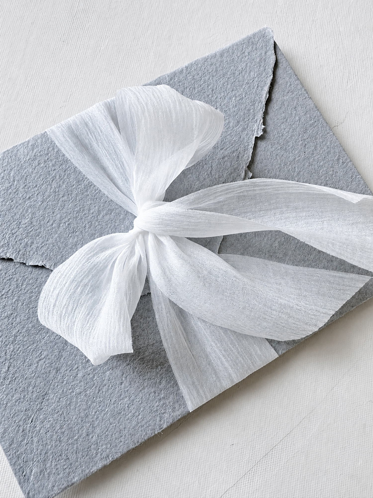 Freia partecipazione elegante con fiocco chiffon sulla busta - immagine 3