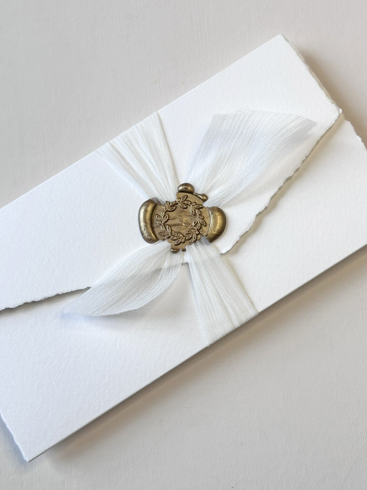 Mathilde partecipazione elegante con fiocco e sigillo - immagine 2