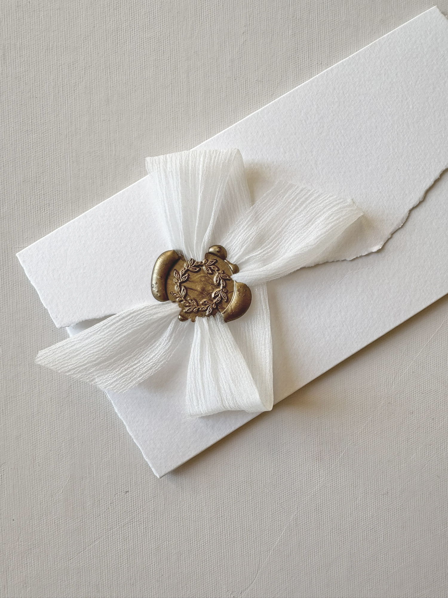 Mathilde partecipazione elegante con fiocco e sigillo - immagine 3
