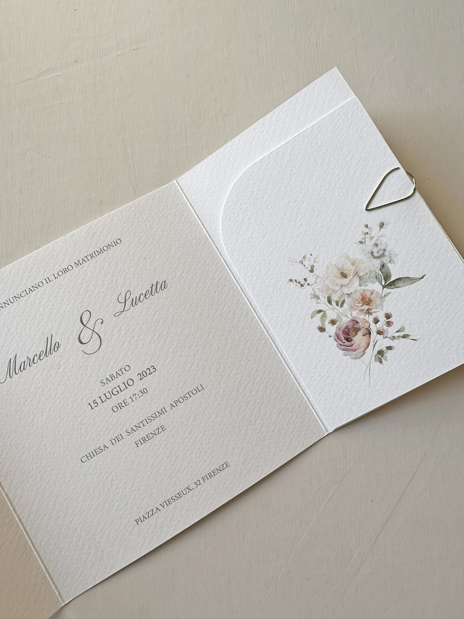 Romina partecipazione elegante con pittura oro e fiocco chiffon - immagine 3