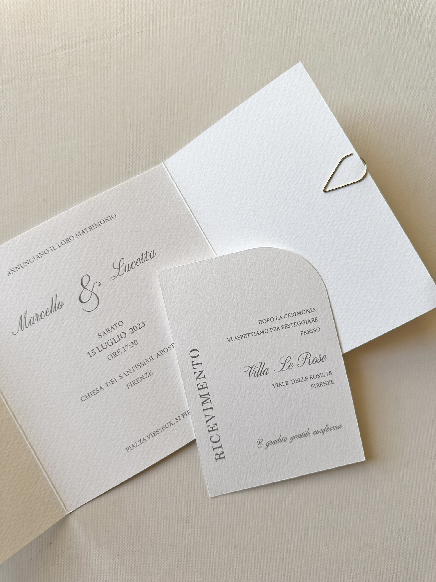 Romina partecipazione elegante con pittura oro e fiocco chiffon - immagine 4